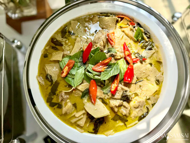 แกงเขียนหวานไก่ ยอดมะพร้าว