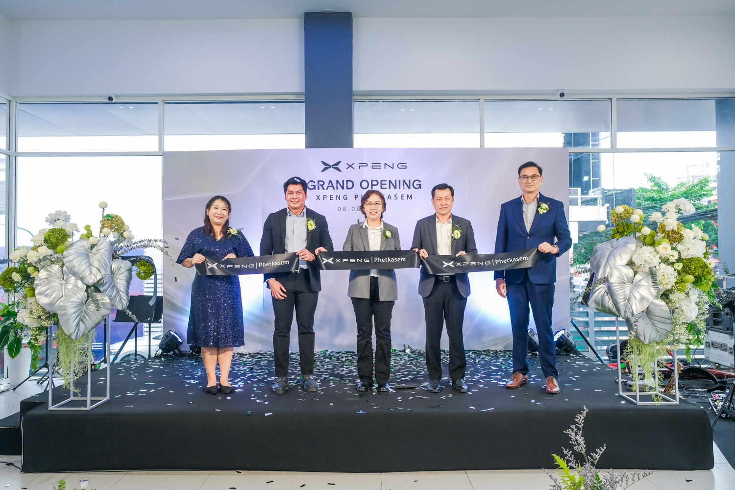 พิธีตัดริบบิ้นผู้บริหาร 5 ท่าน งานเปิดโชว์รูม XPENG เพชรเกษม