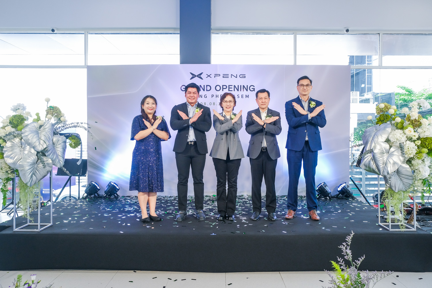 ผู้บริหาร XPENG ถ่ายภาพร่วมกันในงานเปิดโชว์รูมสาขาเพชรเกษม