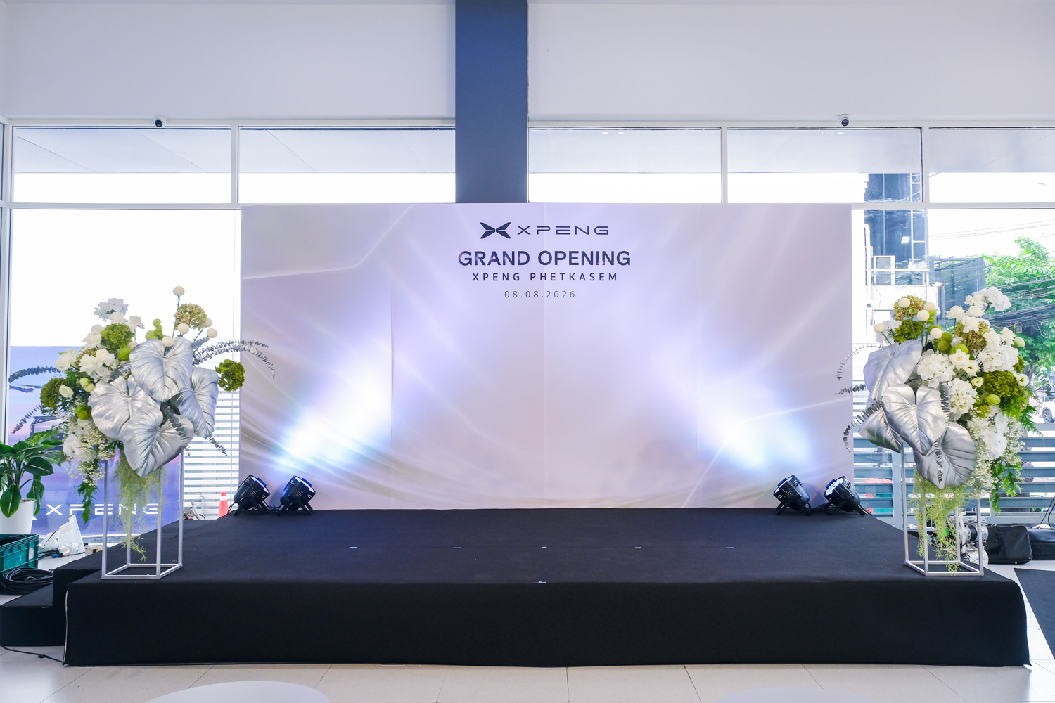 เวทีและแบ็คดรอปงานเปิดโชว์รูม XPENG เพชรเกษม
