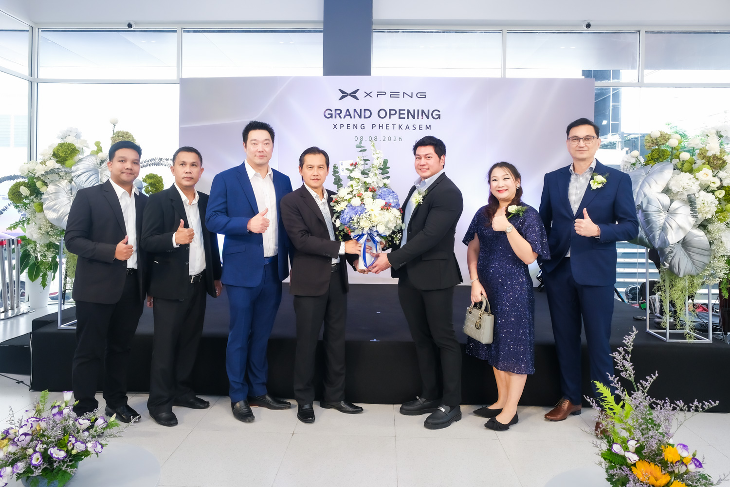 ภาพหมู่ผู้บริหารงานเปิดโชว์รูม XPENG สาขาเพชรเกษม