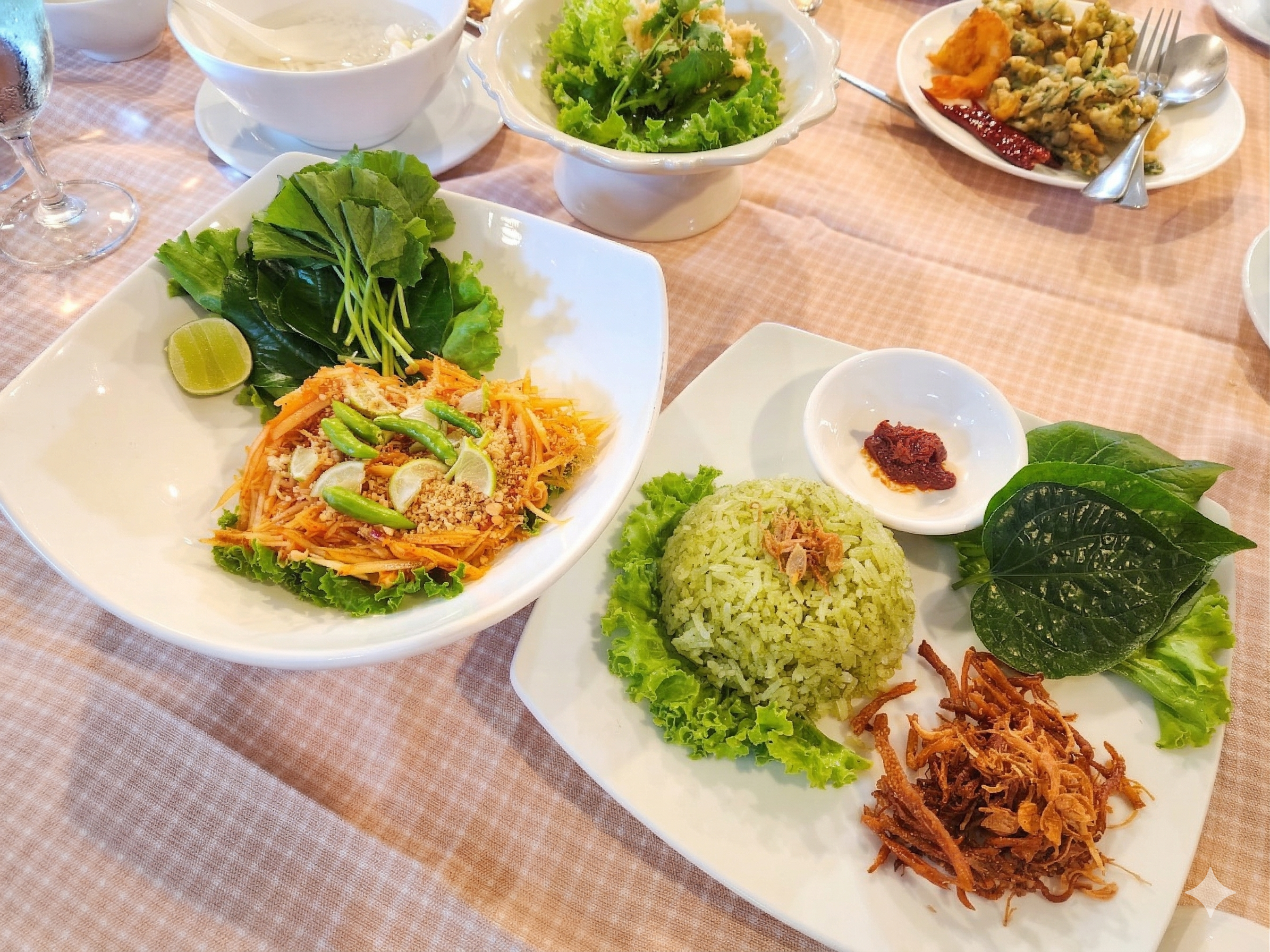 ข้าวมันส้มตำ สูตรโบราณ ร้านอาหารไทยชาววัง ซอสามสาย สุขุมวิท 61