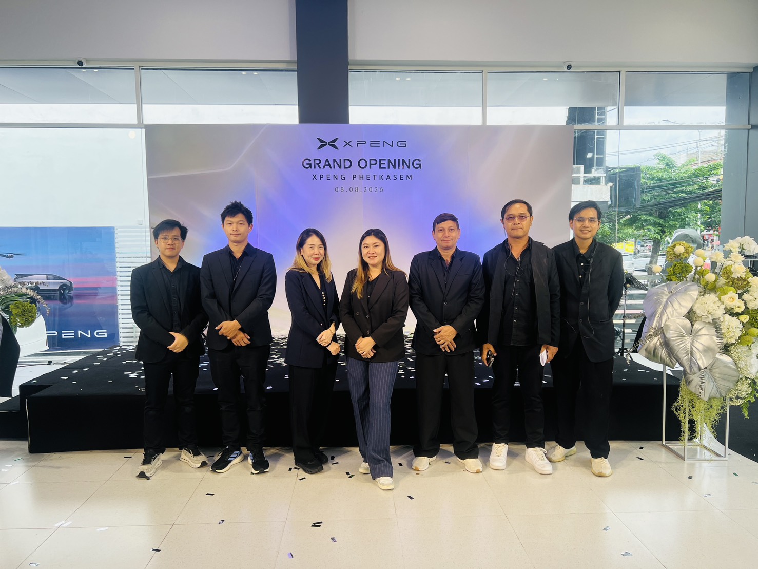 ทีมงานซอสามสาย Event Organizer ที่ดูแลงานเปิดโชว์รูม XPENG สาขาเพชรเกษม
