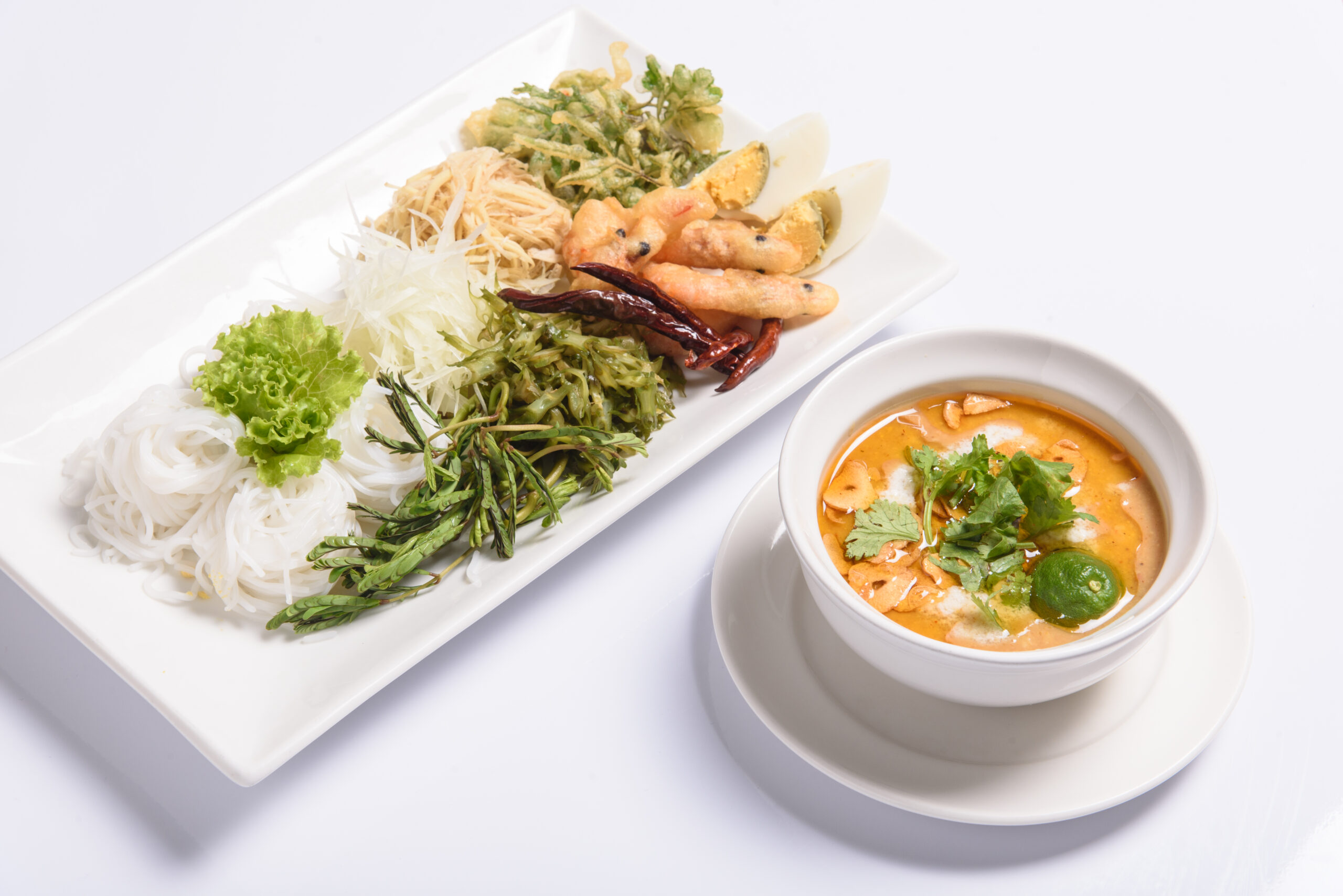 ขนมจีนน้ำพริก กุ้งทอด และเหมือด ร้านอาหารไทยชาววัง สุขุมวิท 61