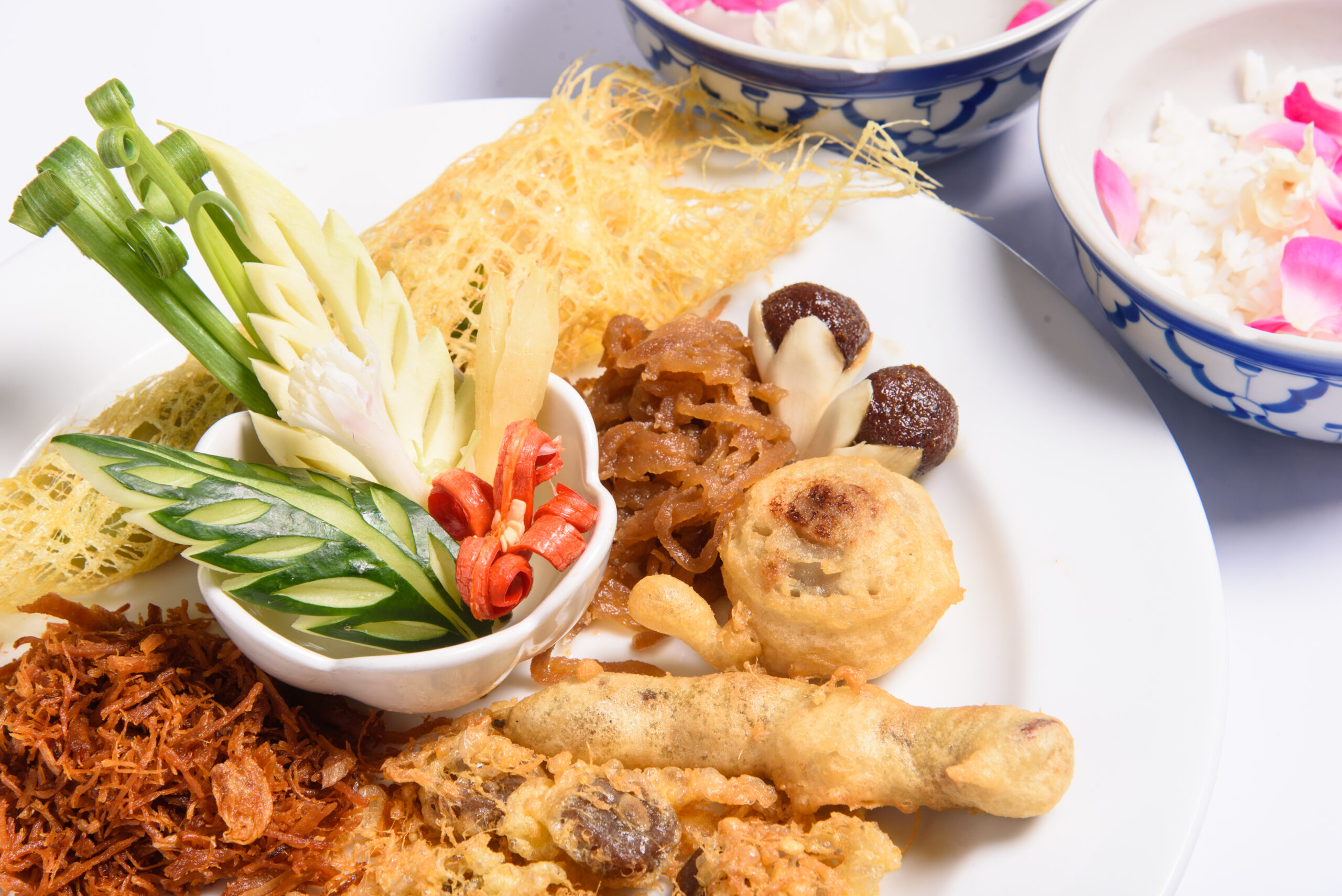 ผักสดแกะสลักเสิร์ฟคู่ข้าวแช่ชาววัง ร้านซอสามสาย สุขุมวิท 61