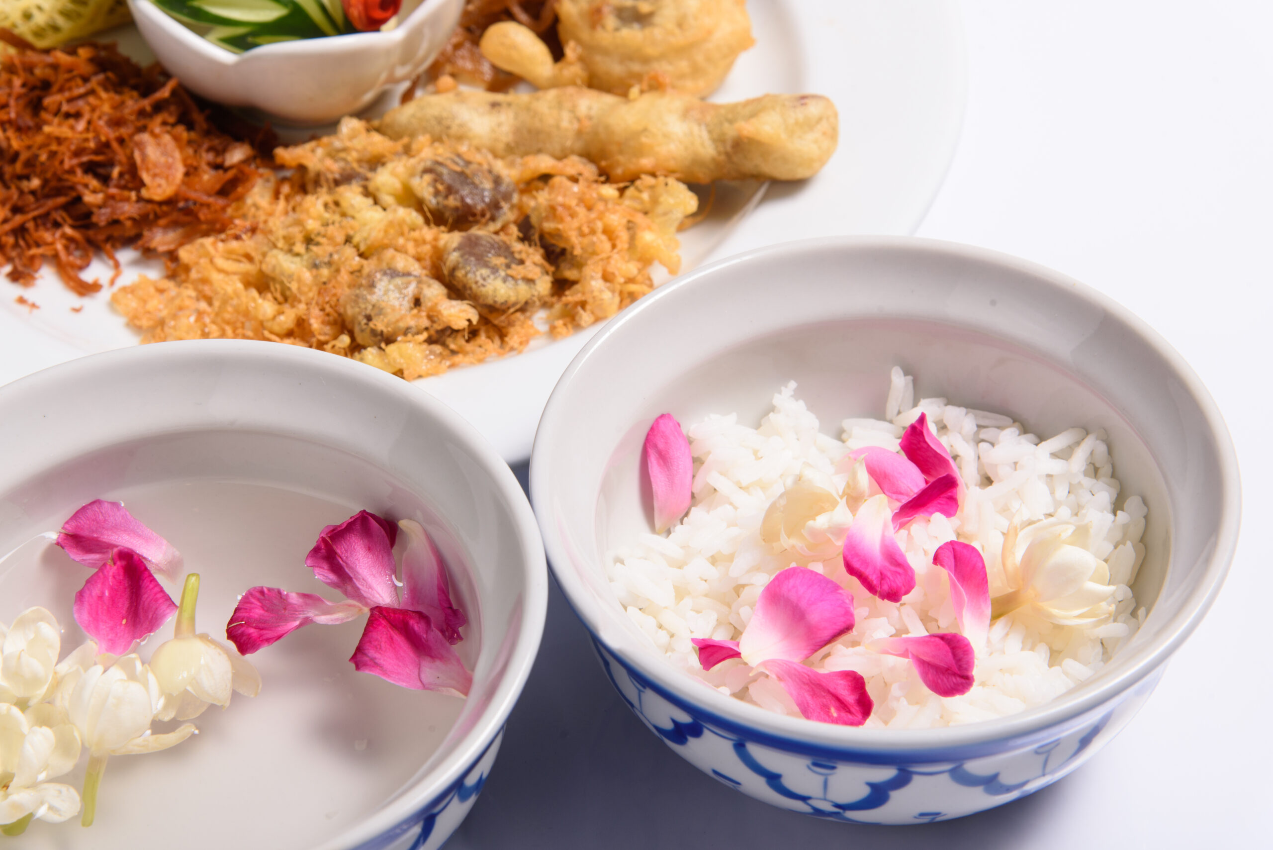 น้ำลอยดอกมะลิอบควันเทียนของข้าวแช่ชาววัง ร้านซอสามสาย สุขุมวิท 61