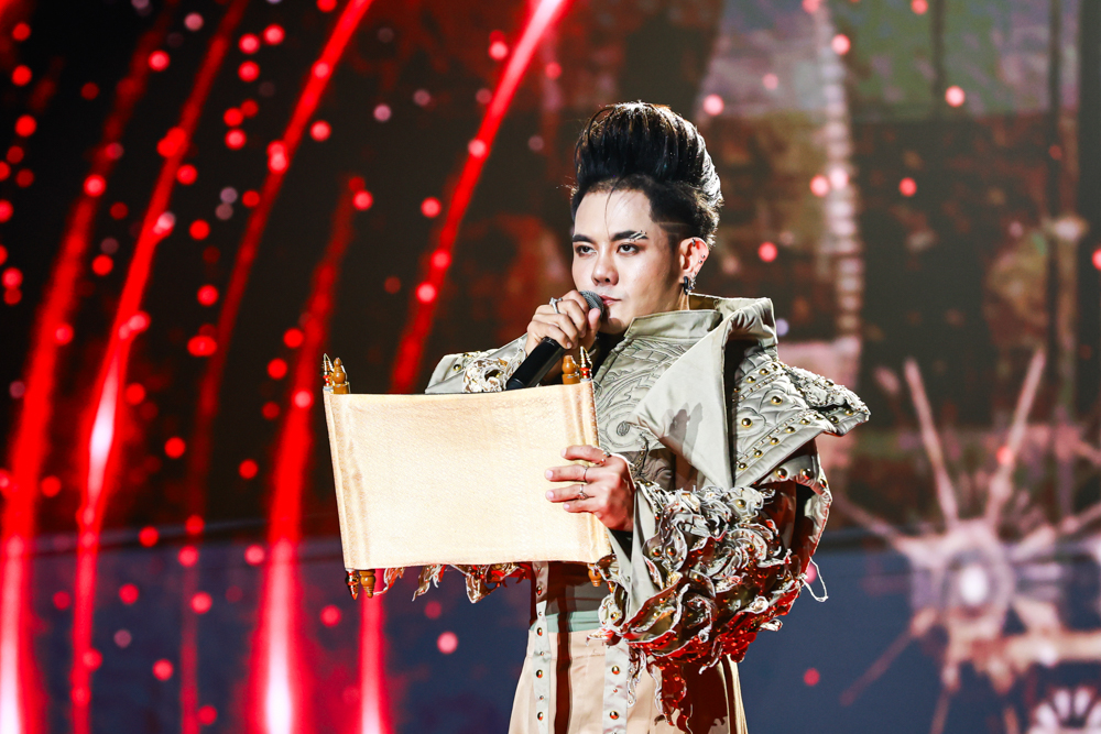 การแสดงของ เก่ง ธชย บนเวที งานฉลองครบรอบ 119 ปี สยามวาลา ณ UOB LIVE