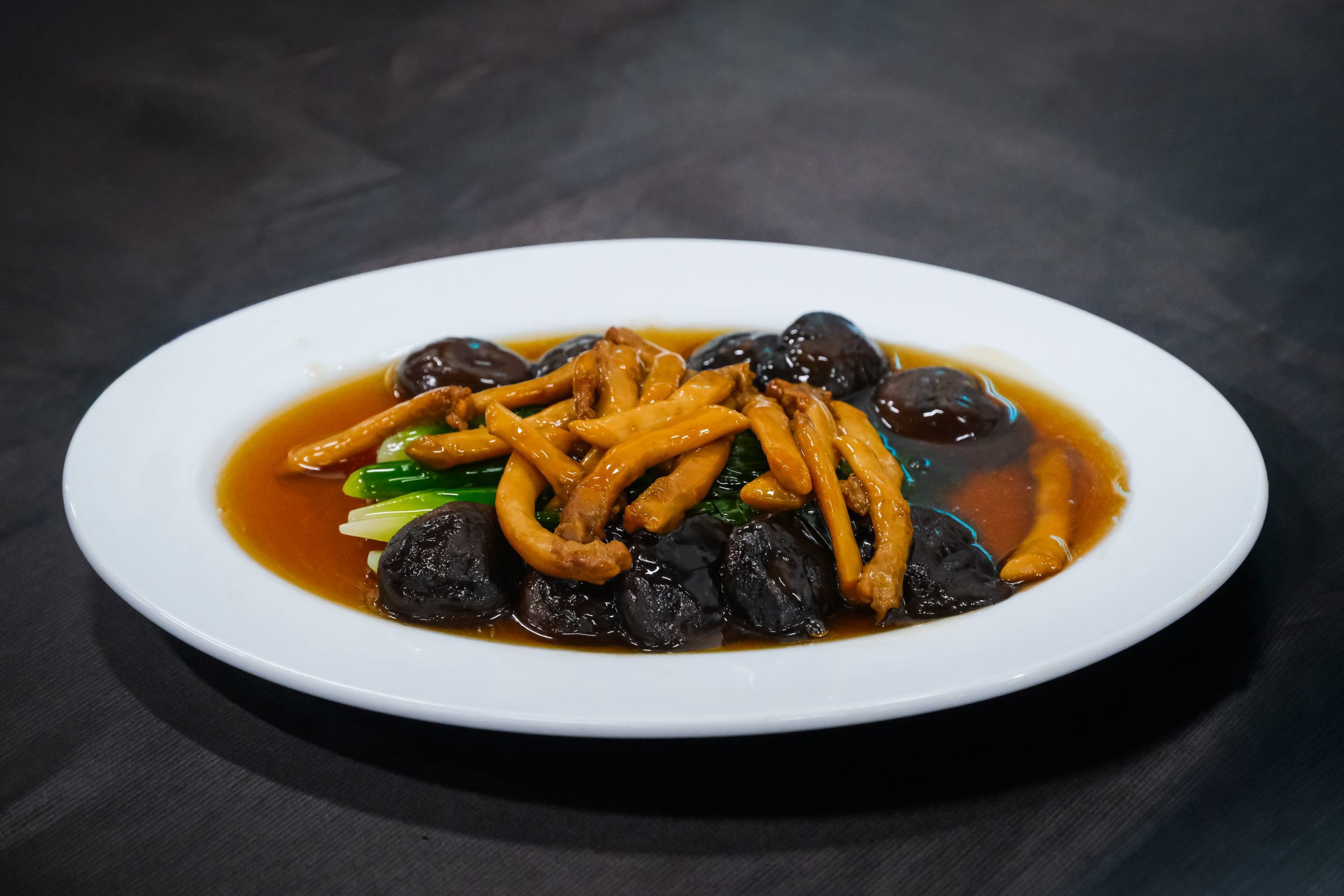 เป๋าฮื้อเจี๋ยนยอดคะน้า เมนูโต๊ะจีนชุดจักรพรรดิ SawSamSai Catering