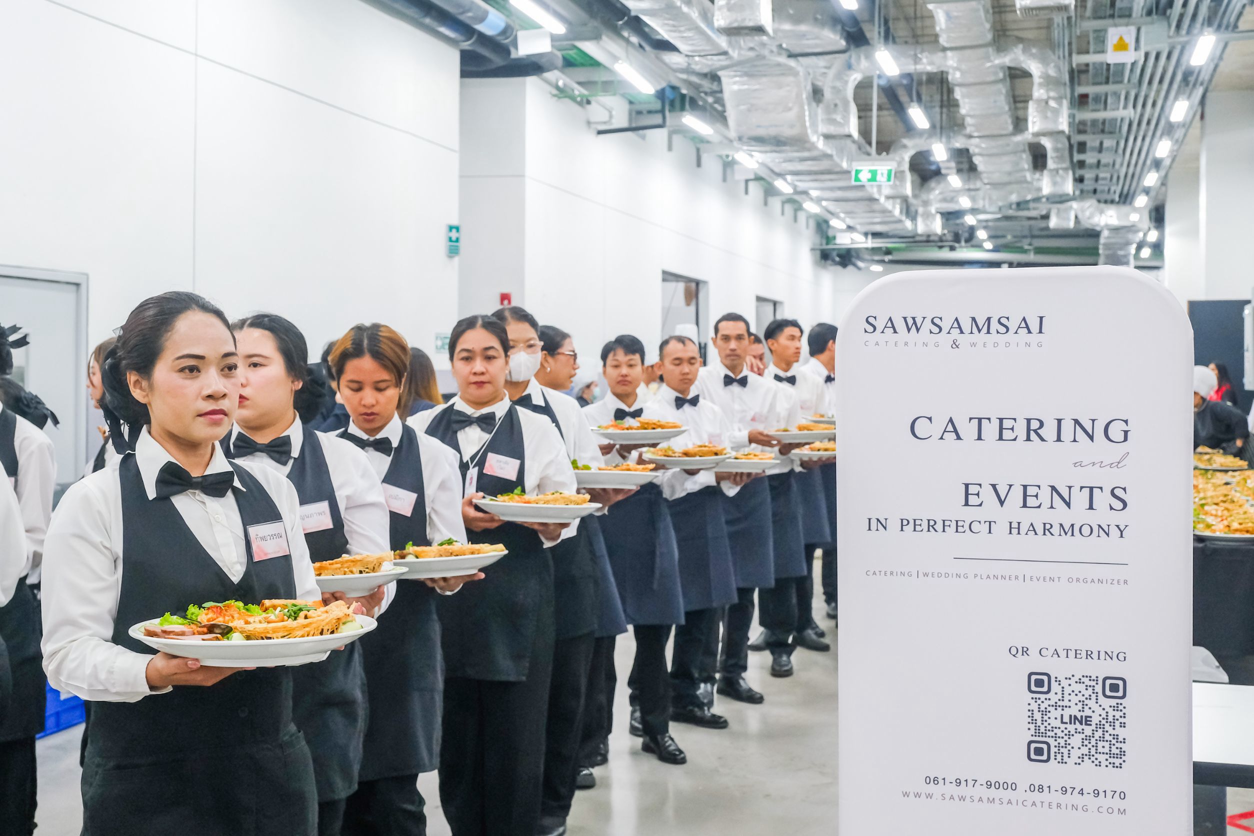 พนักงานเสิร์ฟโต๊ะจีน ดูแลแขกตลอดงาน SawSamSai Catering