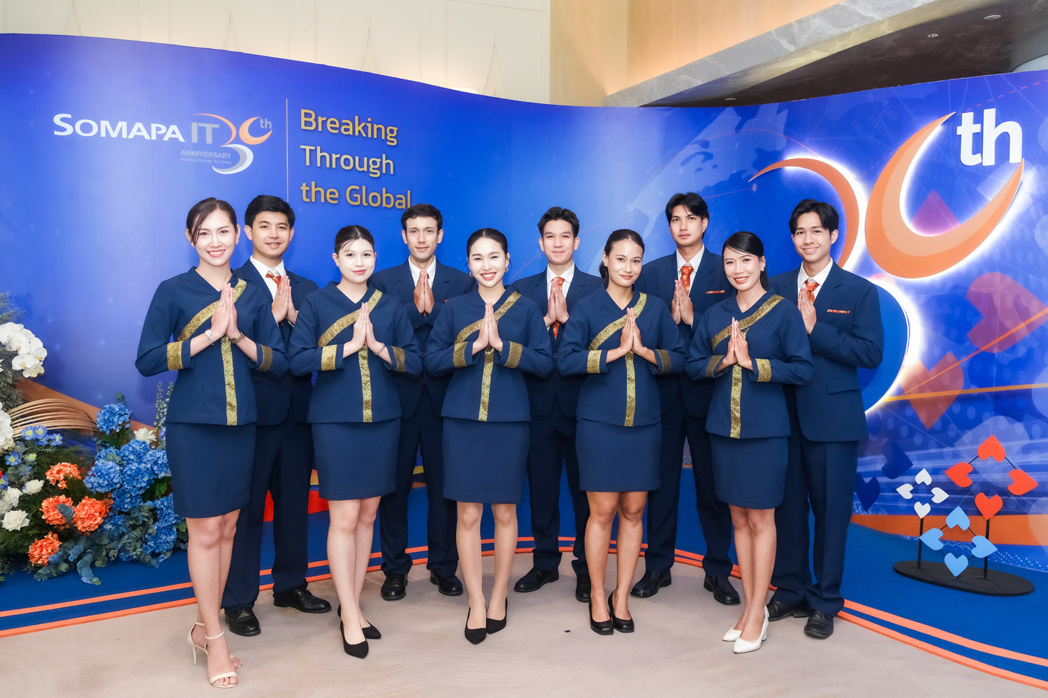 ทีมต้อนรับในชุดที่จัดเตรียมพิเศษสำหรับงาน SomapaIT ครบรอบ 30 ปี
