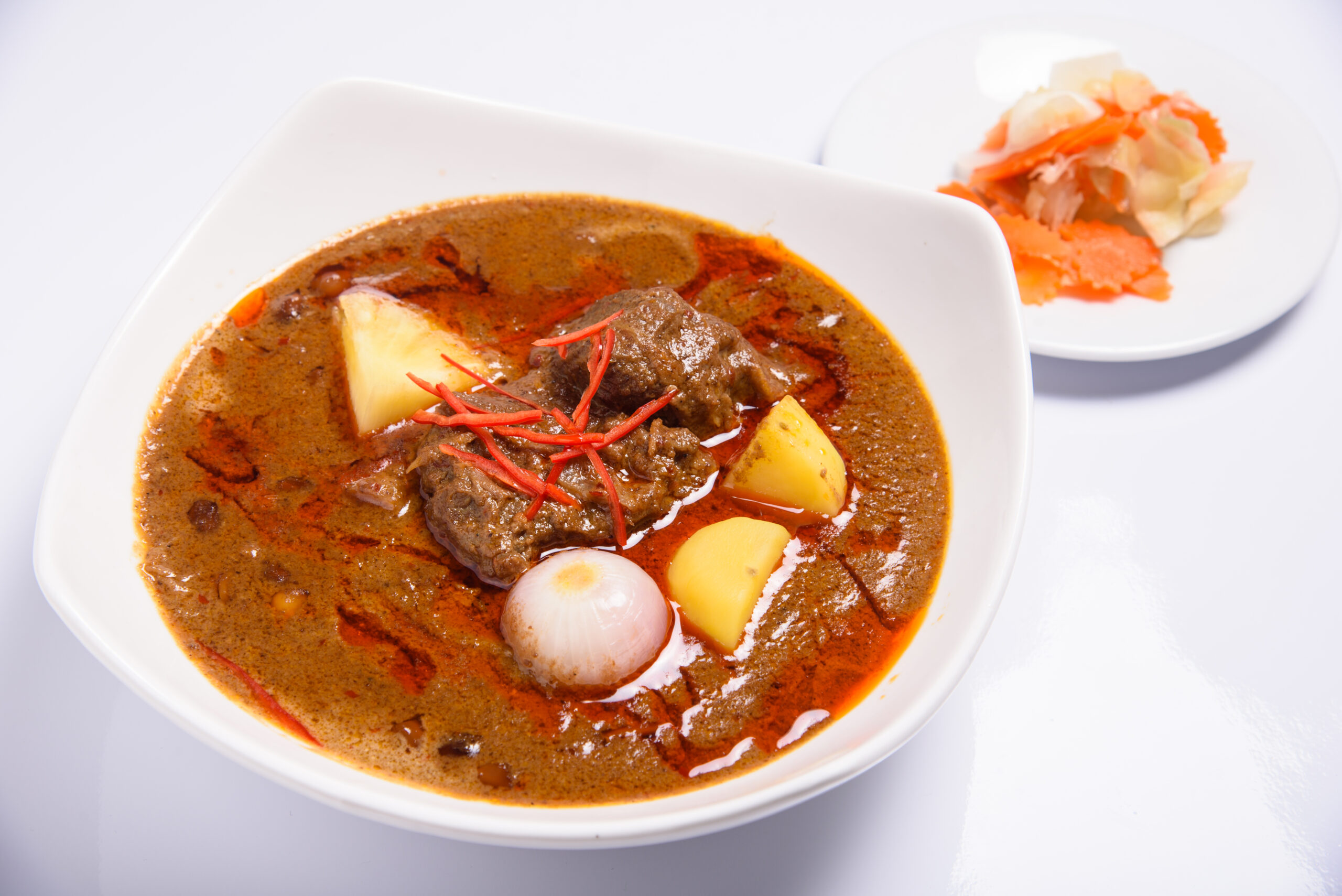 แกงมัสมั่นเนื้อน่อง เสิร์ฟคู่โรตี ร้านอาหารไทยชาววัง ซอสามสาย
