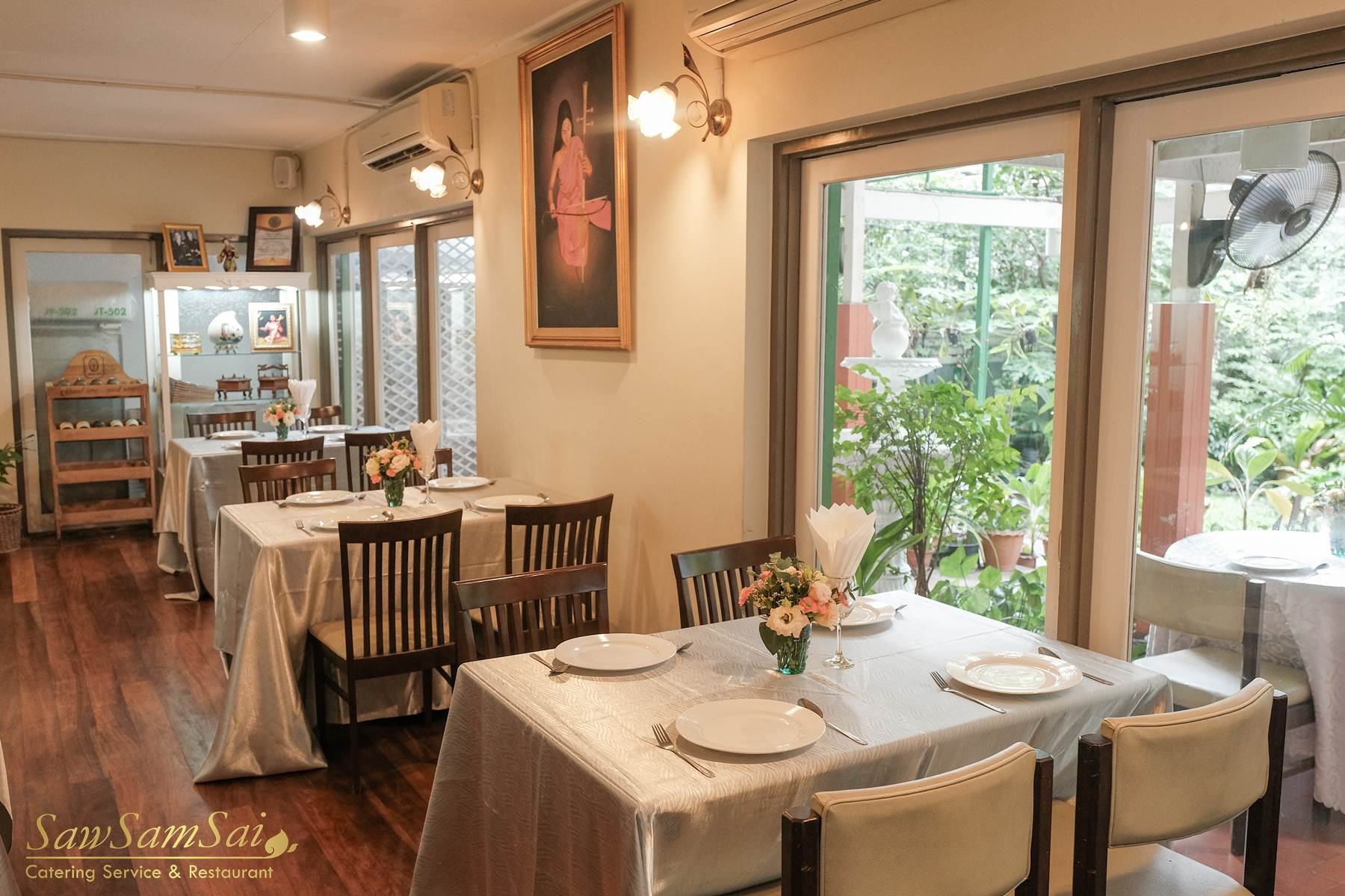 เทอเรสในสวนของร้านอาหารไทยซอสามสาย สุขุมวิท 61