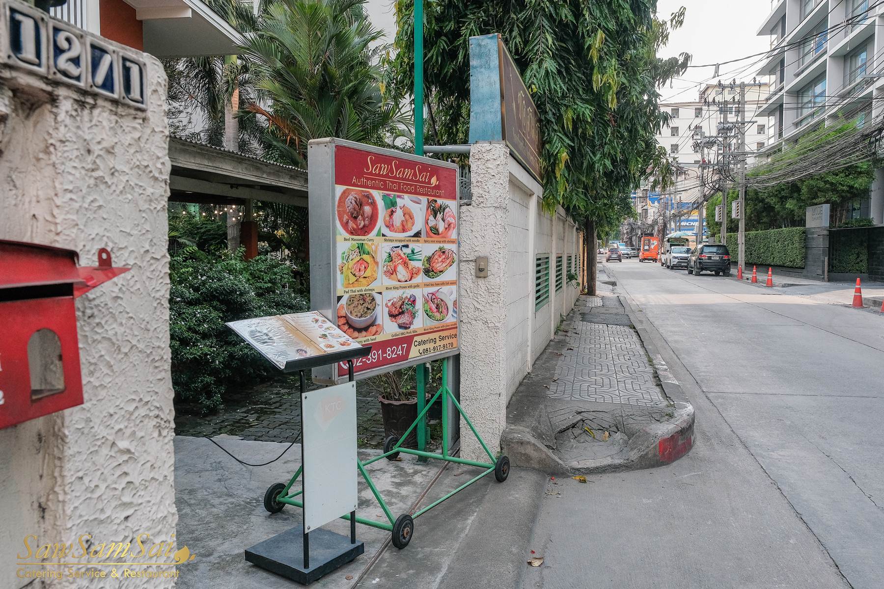 หน้าร้านอาหารไทยซอสามสาย บ้านไม้สองชั้น ซอยสุขุมวิท 61