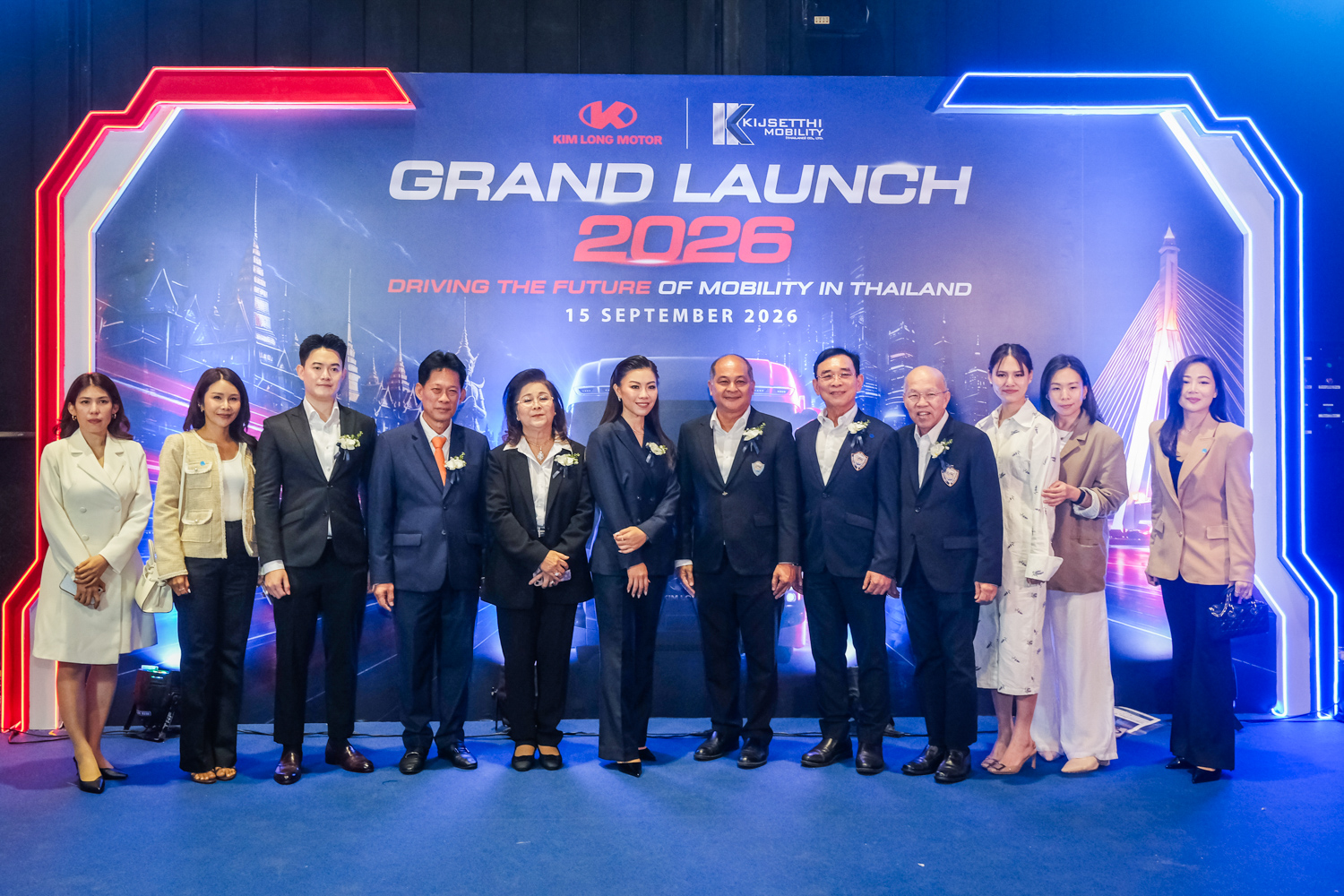 ผู้บริหารและแขกถ่ายภาพหมู่ที่ Main Photo Backdrop งานเปิดตัวรถ KIM LONG MOTOR