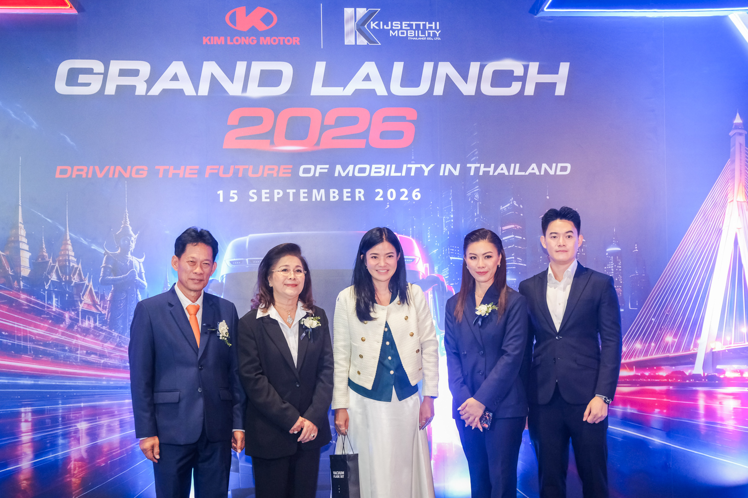 แขกผู้มีเกียรติเก็บภาพร่วมกับ Branding GRAND LAUNCH 2026