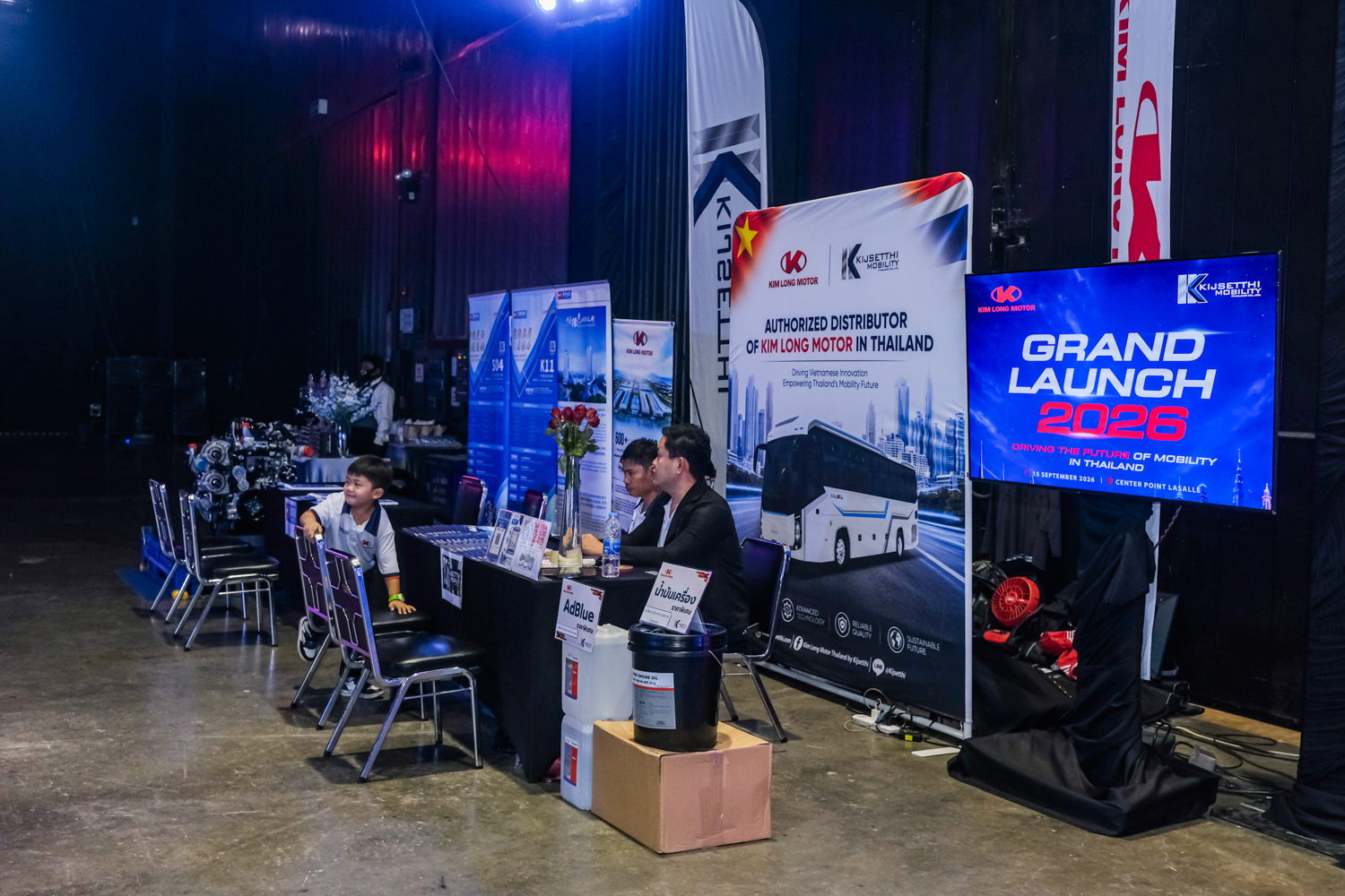 บูธพันธมิตรพร้อมโต๊ะปรึกษาในงานเปิดตัวรถ KIM LONG MOTOR