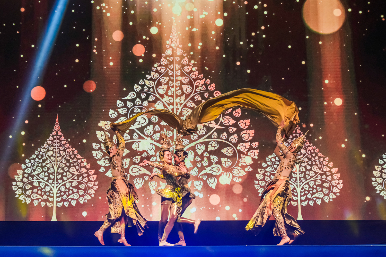 การแสดง Rise of the Golden Dragon เปิดงานเปิดตัวรถ KIM LONG MOTOR บนจอ LED