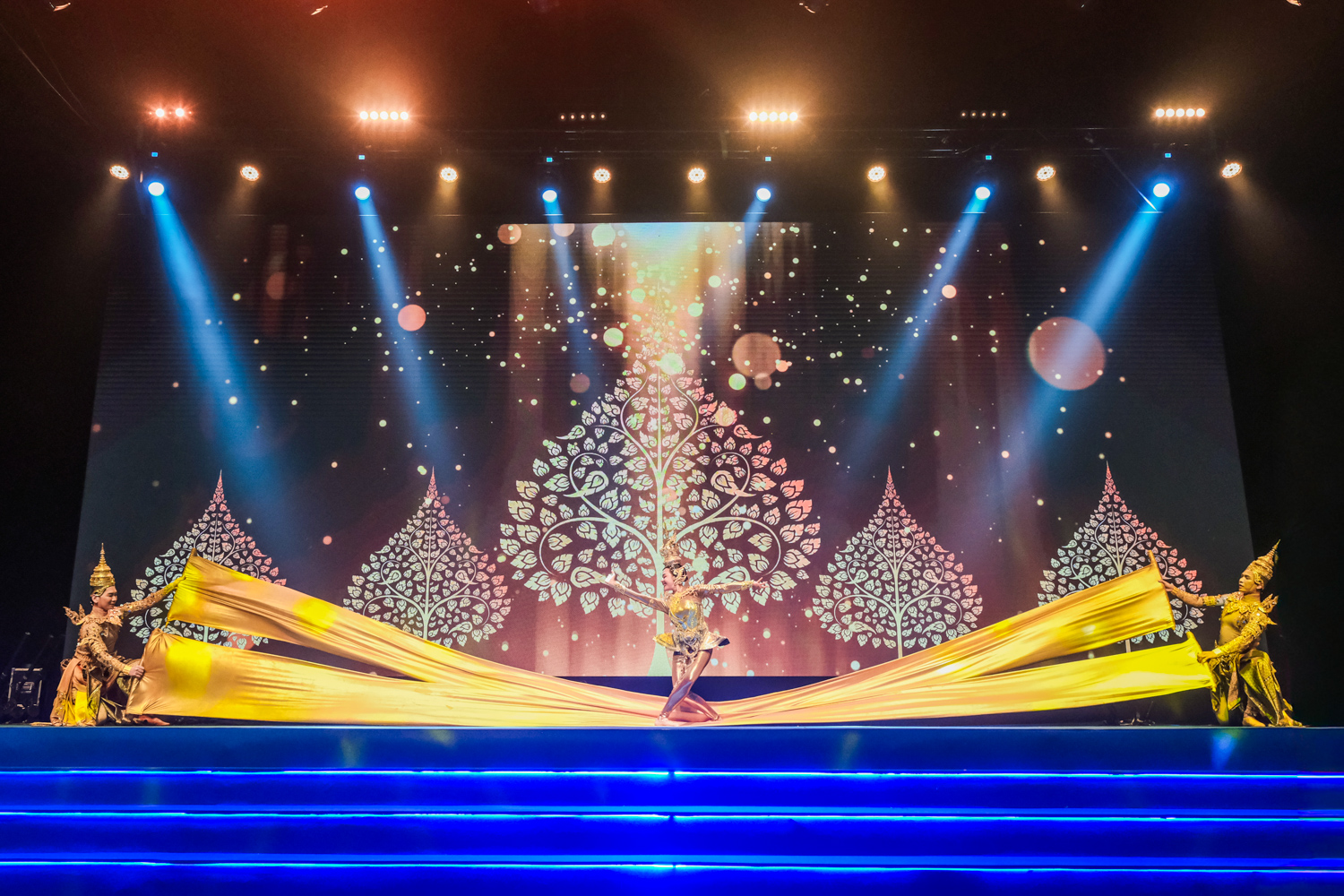 นักแสดงชุด Rise of the Golden Dragon บนเวทีงานเปิดตัวรถ KIM LONG MOTOR