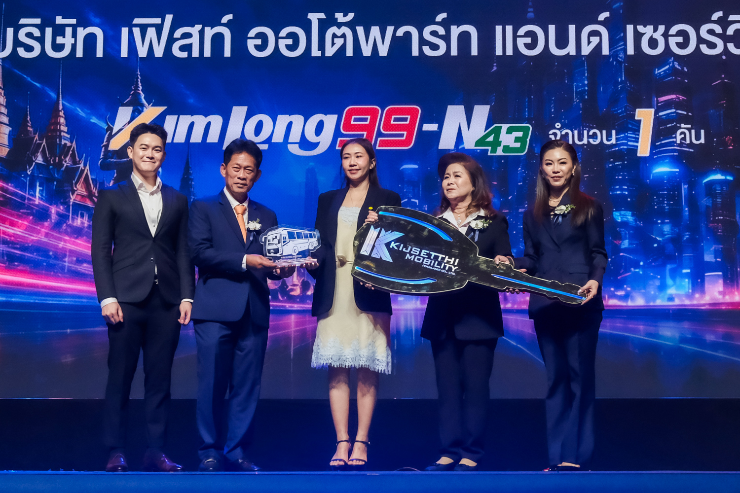 พิธีส่งมอบรถ KIM LONG 99 N43 ให้ First Customer ในงานเปิดตัวรถ KIM LONG MOTOR