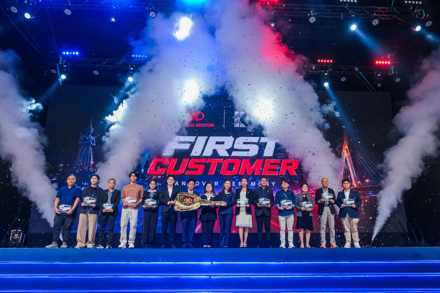 ผู้ประกอบการที่รับมอบรถถ่ายภาพร่วมกันในพิธี The First Handover งาน GRAND LAUNCH 2026