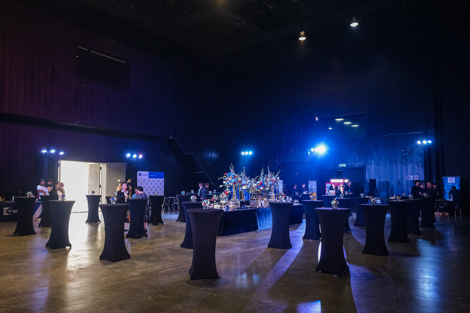 โซน Cocktail และ High Table ที่ทีมเซ็ตเตรียมไว้ก่อนเปิดงาน