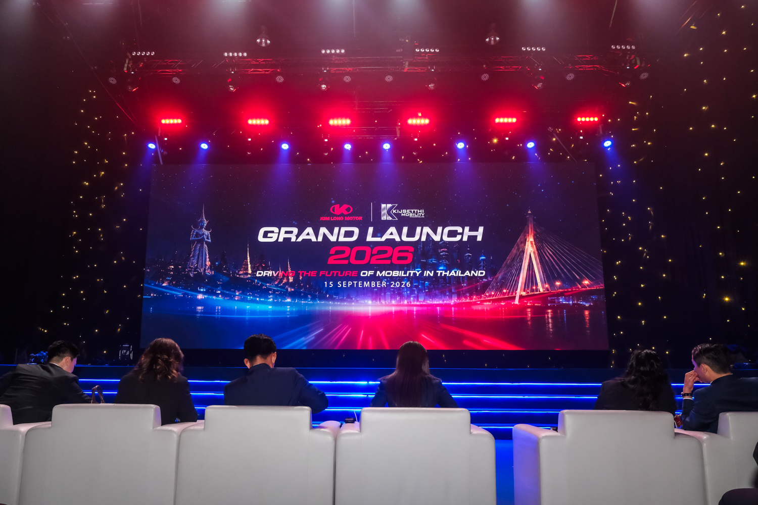 ม่านดำไฟดาวสองฝั่งเวทีที่ซ่อนรถบัส KIM LONG MOTOR ก่อนพิธีเปิดตัวรถ THE IGNITION