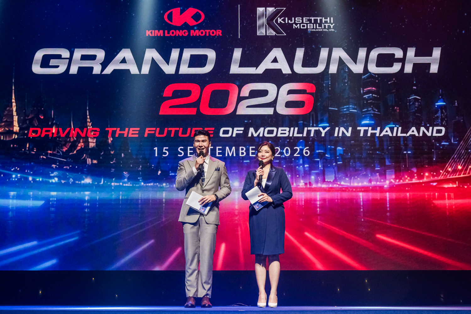 MC คู่ไทย-อังกฤษกล่าวต้อนรับแขกในงานเปิดตัวรถ KIM LONG MOTOR GRAND LAUNCH 2026