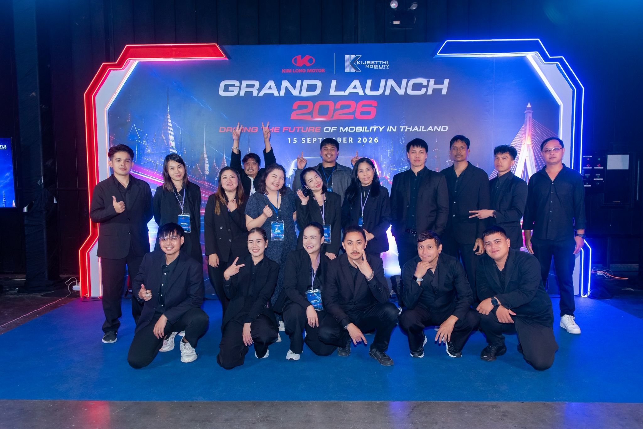 ทีม SawSamSai Creative Event Organizer ถ่ายภาพร่วมกันหลังจบงาน GRAND LAUNCH 2026